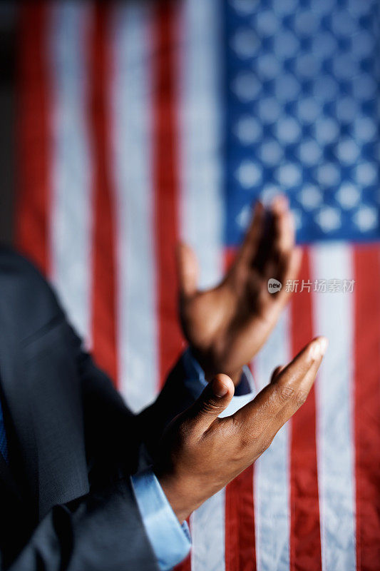 美国国旗与祈祷手-信仰，军事和自由