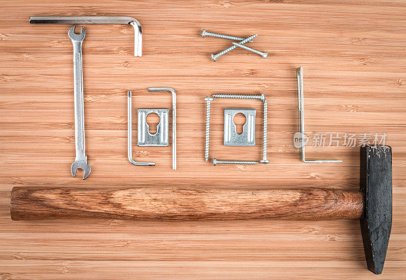 木桌上的“工具”字