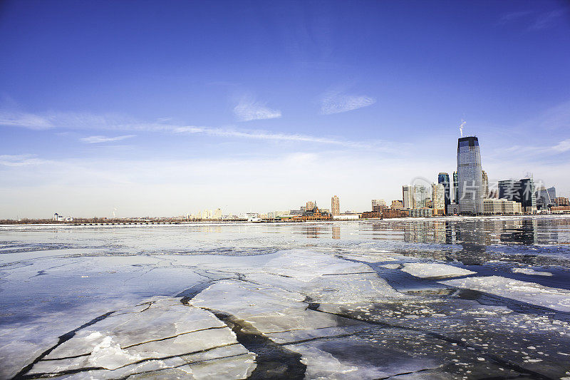 纽约哈德逊河上漂浮着大块的冰