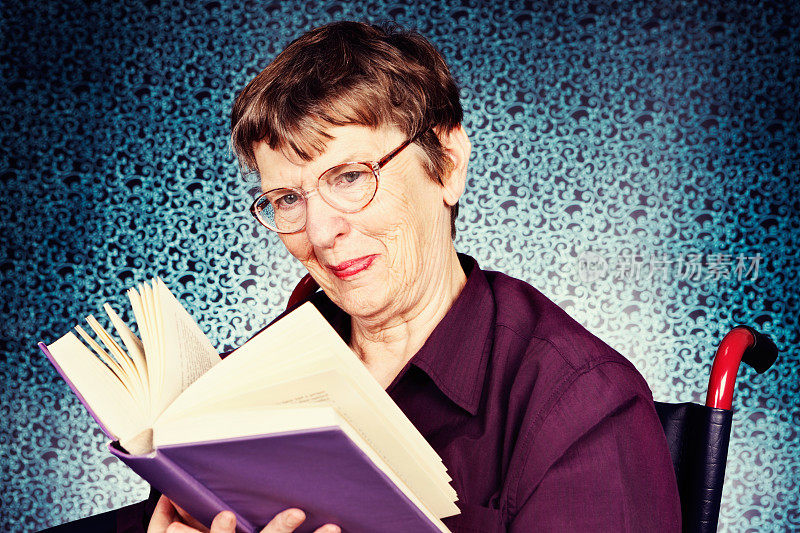 微笑着，心满意足的老妇人从她正在阅读的书抬起头来