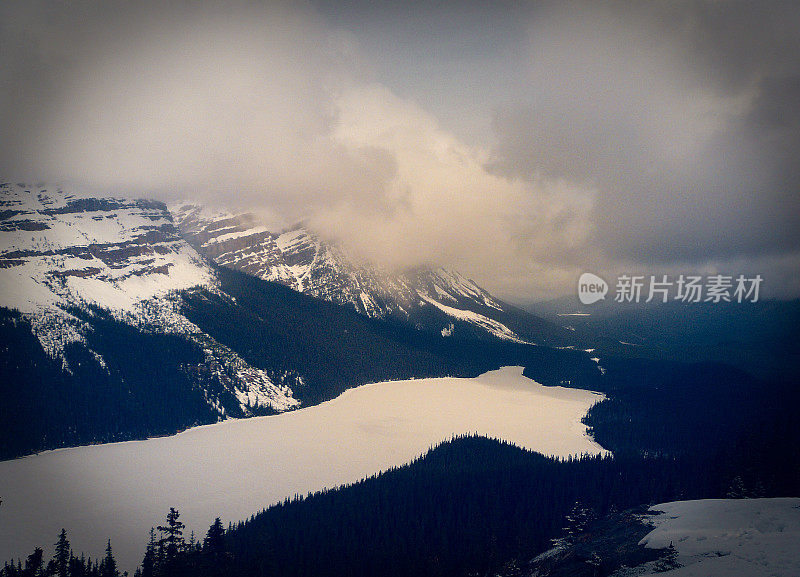 冬季雪山景观-加拿大落基山脉