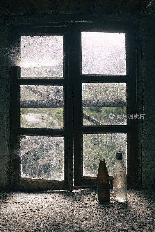 旧房子的窗户和瓶子
