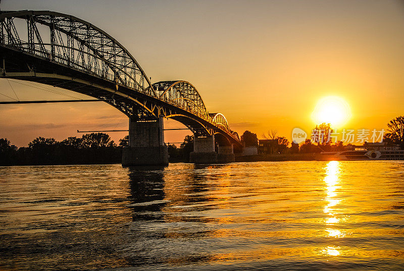多瑙河和玛丽亚・瓦莱里亚桥上的日落。