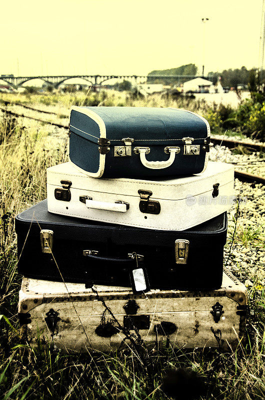 铁路上的老式行李箱