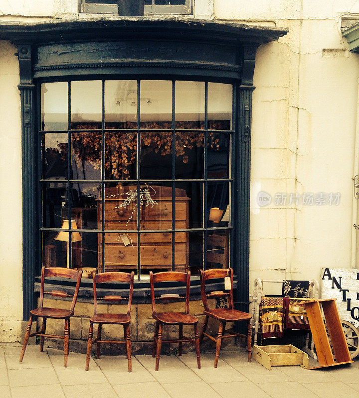 英国古董店外的旧椅子