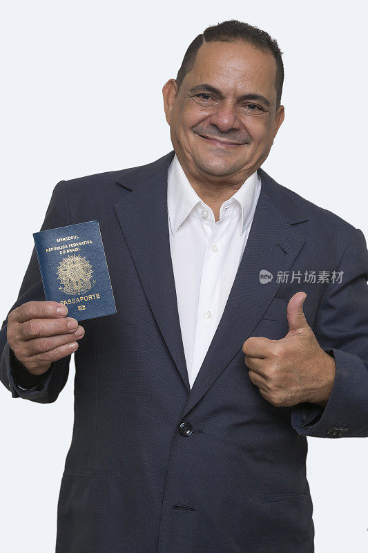 巴西商人出示护照