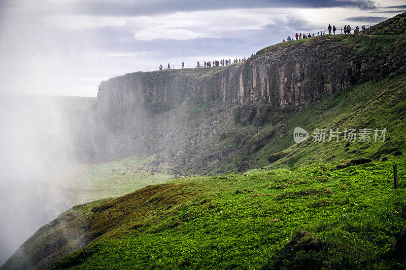 高塔边缘的瀑布视角。河峡谷、冰岛
