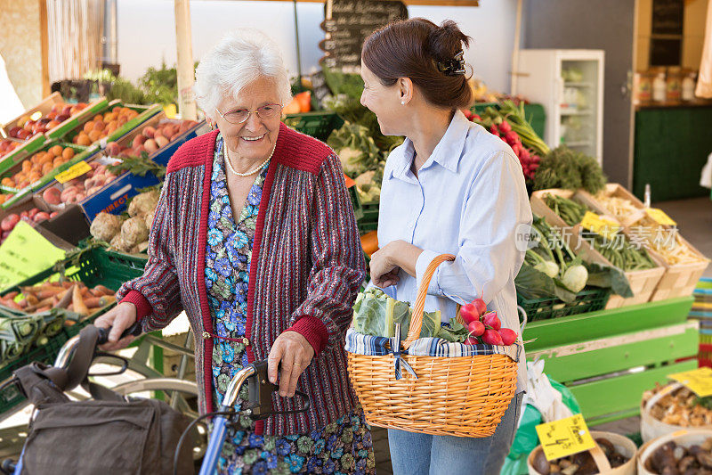 辅助生活-老年妇女与看护者购物