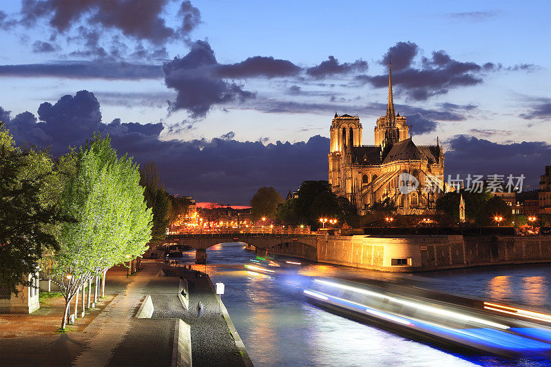 巴黎圣母院夜景