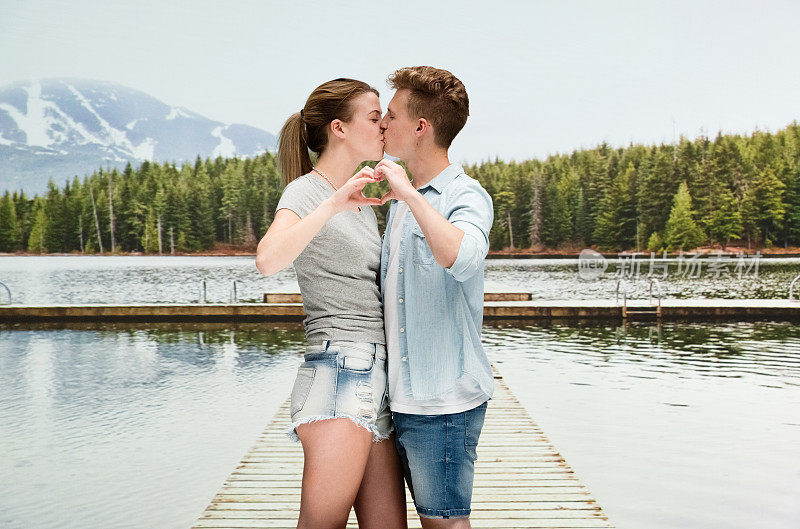 一对情侣在湖边接吻