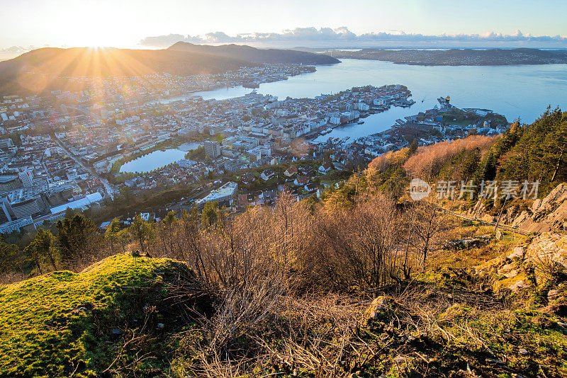 全景鸟瞰图背光在卑尔根市，挪威