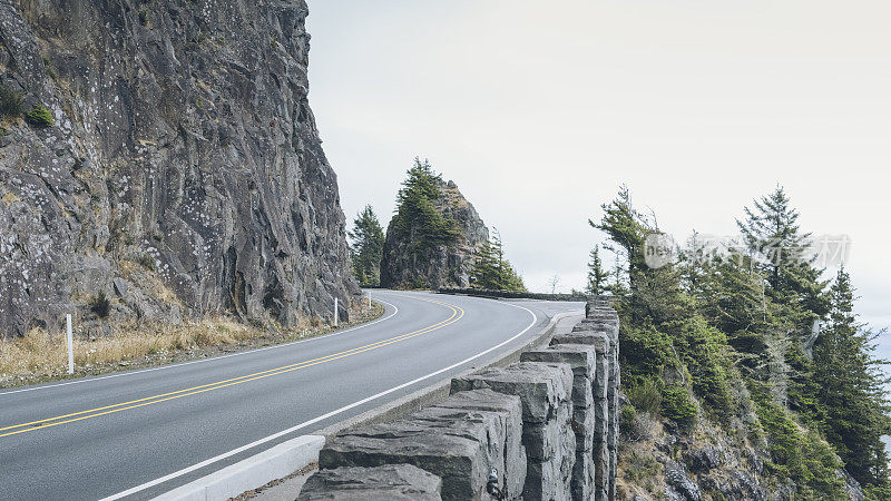 干净蜿蜒的道路穿过山海