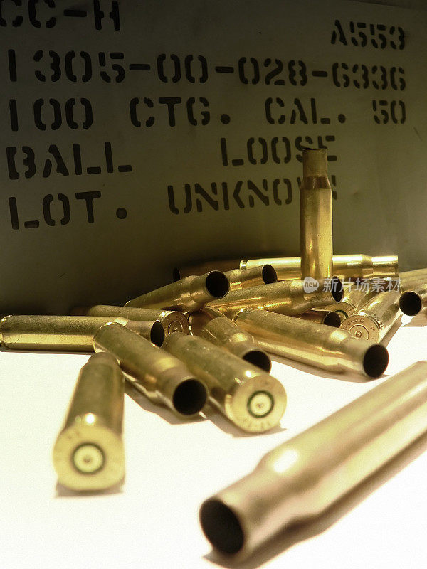 军事弹药子弹罐。弹药箱用过的弹药。