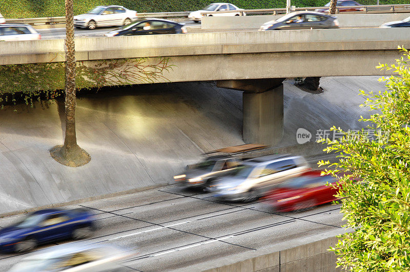 洛杉矶高速公路尖峰时刻的交通状况