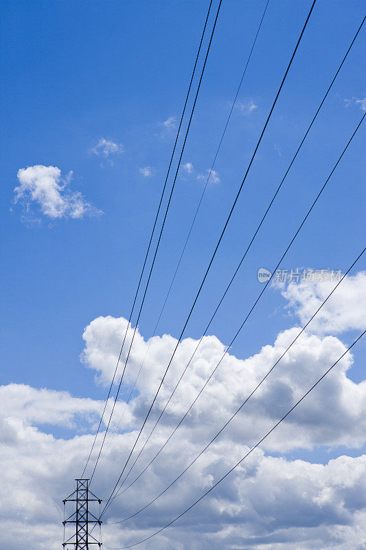 输电塔和电线横跨蓝天