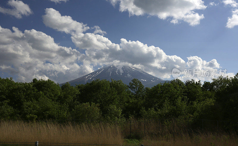 日本中部地区的富士山与春天的云景