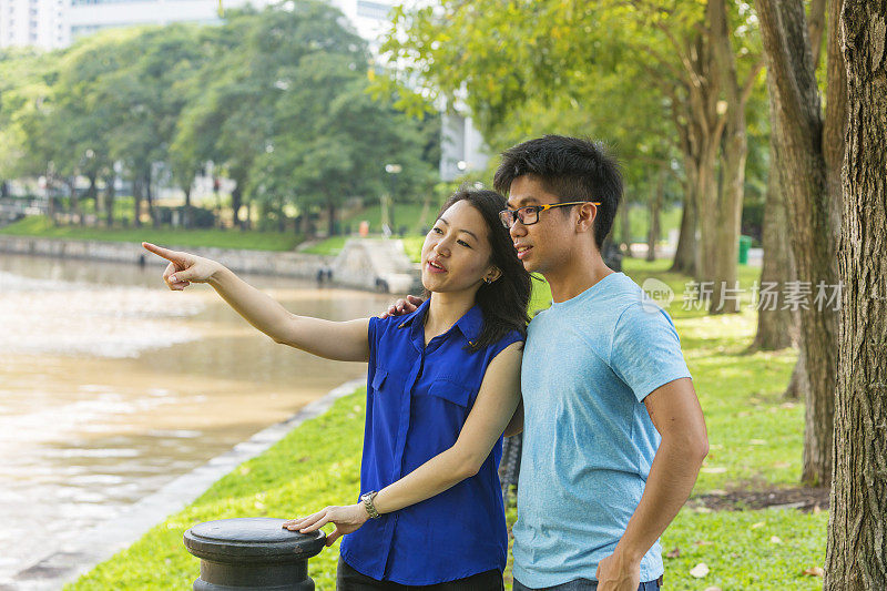 浪漫的年轻夫妇在新加坡观光