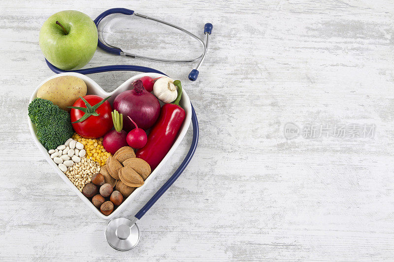 心脏形状的健康食品与听诊器