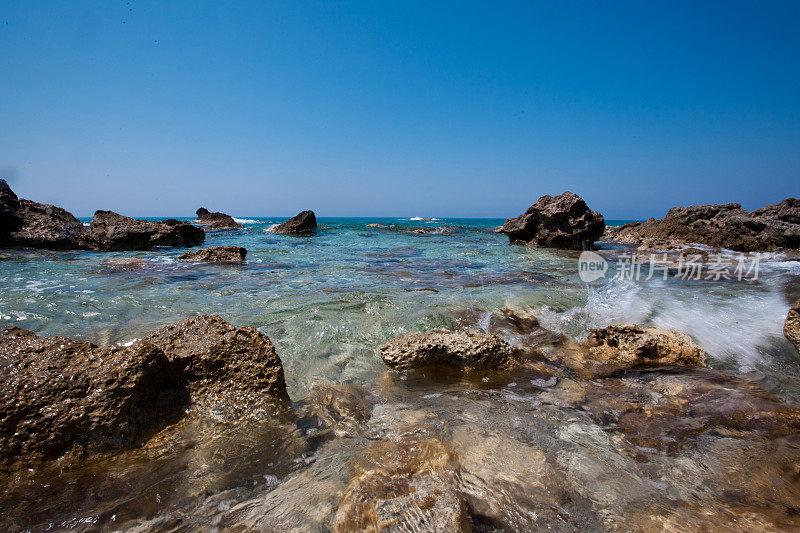 海滩和海边的岩石