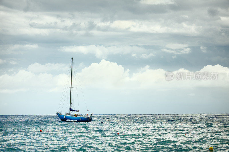 海，船和天空景观