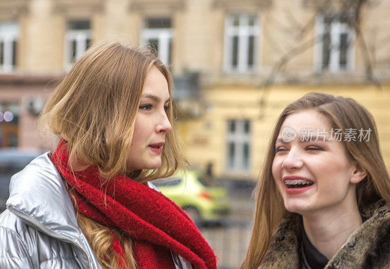 年轻的乌克兰女孩朋友聊天在公园的利沃夫乌克兰