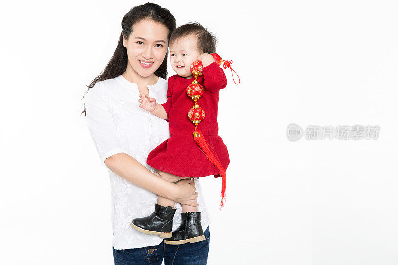 年轻的中国妈妈和她的宝贝女儿玩