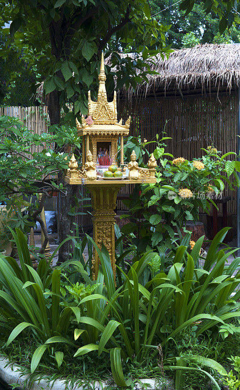 柬埔寨的灵屋，有花环和一些花圈