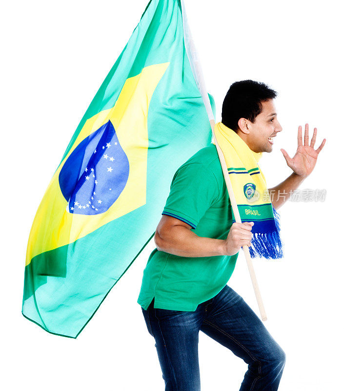 疯狂兴奋的年轻巴西体育迷挥舞着国旗