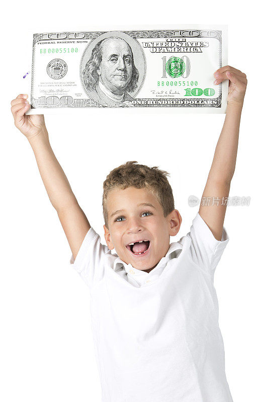 一个八岁的小男孩手里拿着一张百元大钞，欣喜若狂