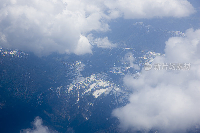 从空中看雪山