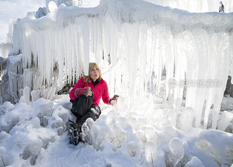 一个女人在明尼苏达州的冰天雪地里欣赏冰柱