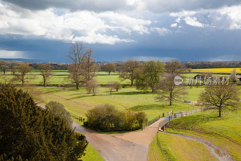 下雨的天空下的农场痕迹和英国的公园