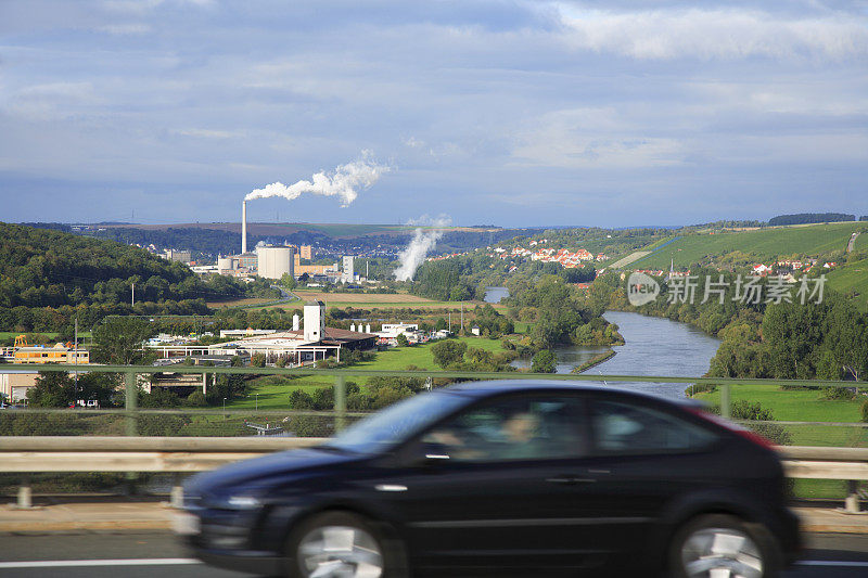 高速公路上的汽车超速行驶