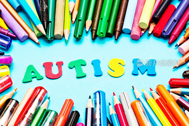 自闭症患者说，在文具周围玩字母:一个教育挑战!