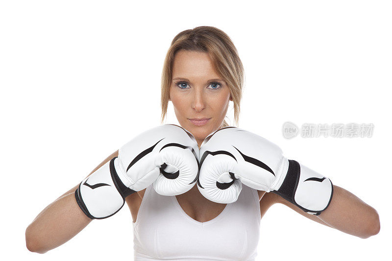 戴着白色拳击手套的女人