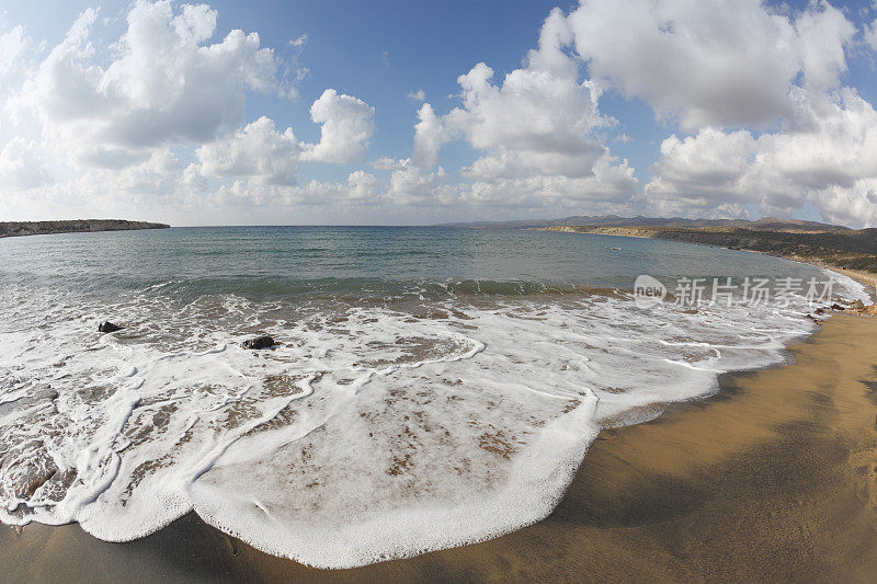 宁静孤独的沙子和卵石蓝色地中海拉腊海滩塞浦路斯