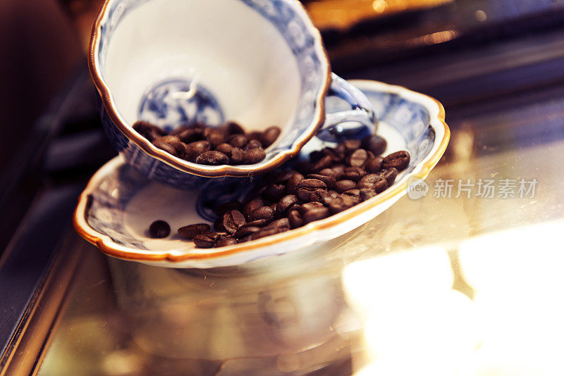 瓷碗和瓷盘里的咖啡豆
