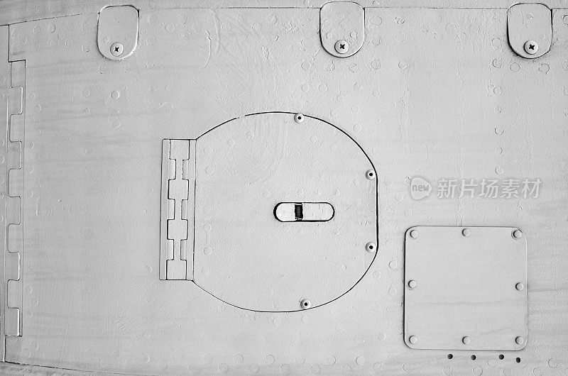 特写旧灰漆划花飞机钣金，背景纹理。补丁，铆钉点线