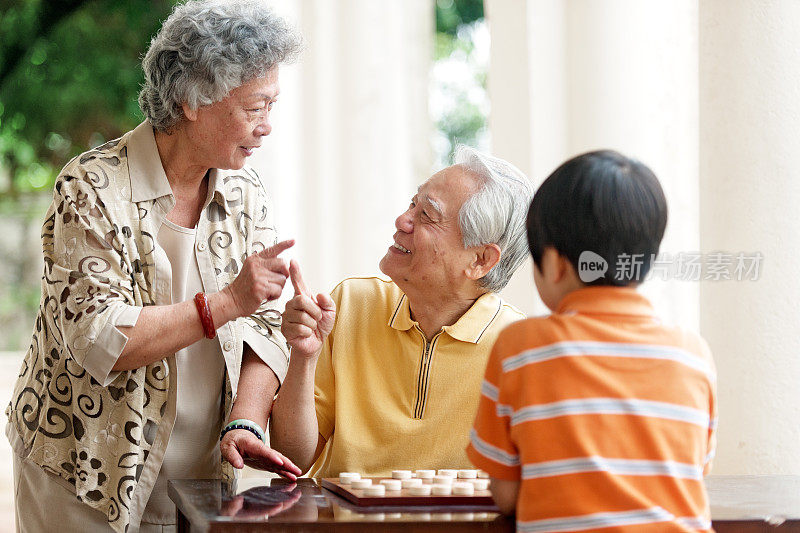 爷爷奶奶孙子玩象棋