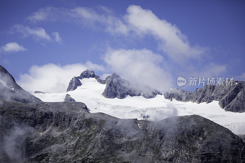 白雪覆盖的阿尔卑斯山