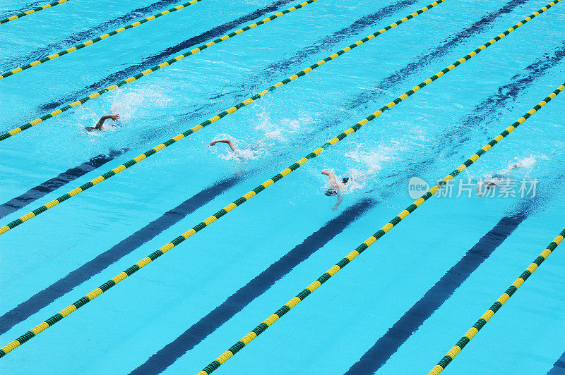 小男孩自由式游泳运动员在游泳比赛