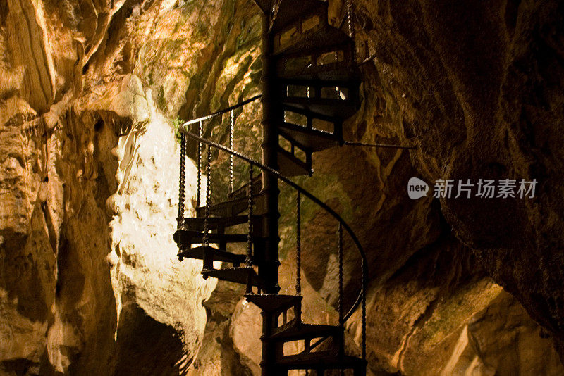 洞穴中神秘的楼梯