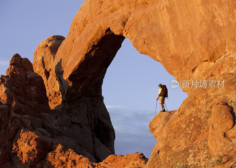 背包客在拱门国家公园看风景