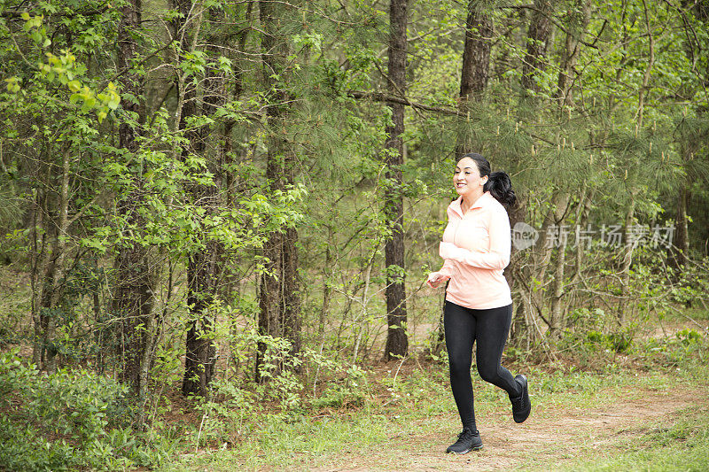 一位拉丁裔妇女在附近的公园里跑步。