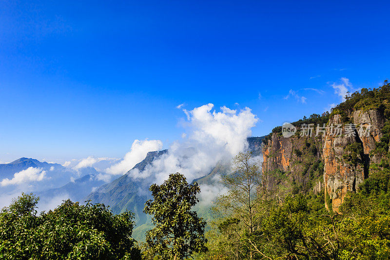 Kodaikanal，印度-在Palani山的支柱岩石和更远的观点