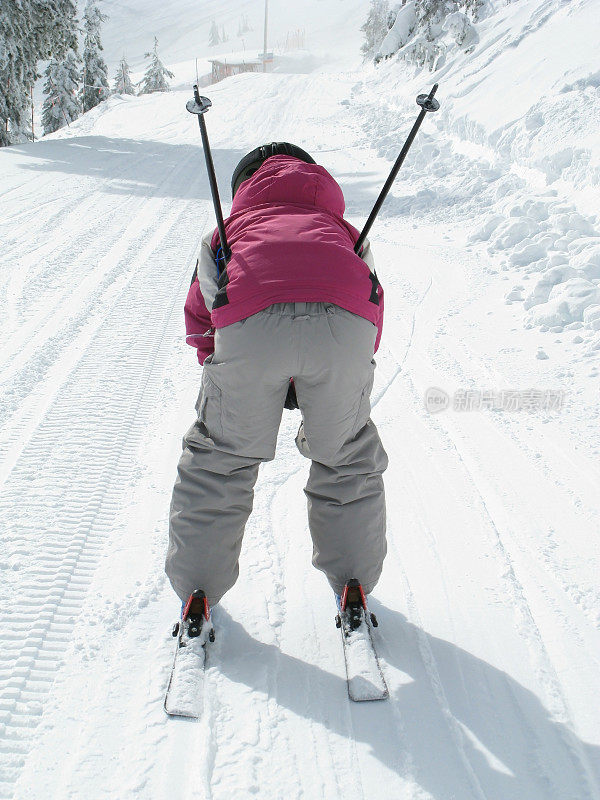 女孩滑雪
