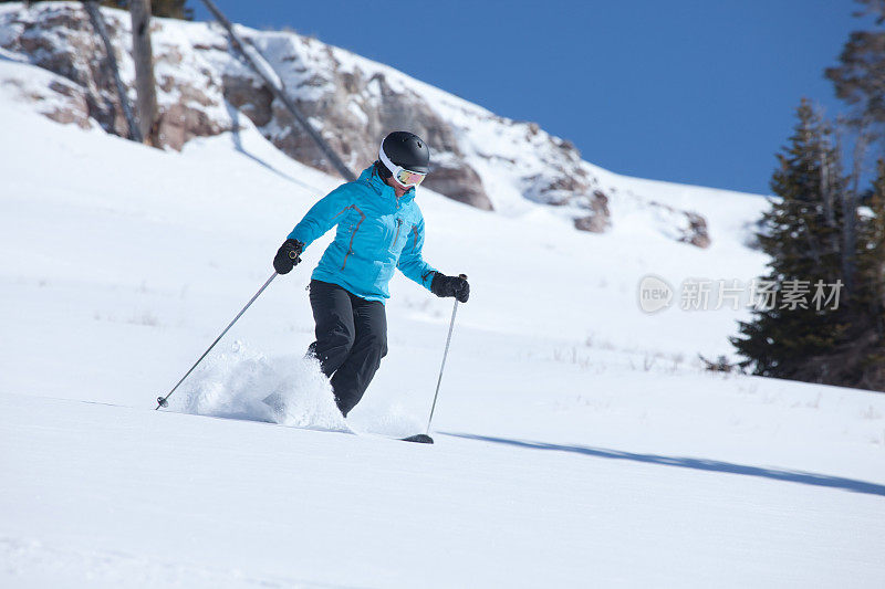 年轻女子在粉状雪中滑雪，科罗拉多州，美国。