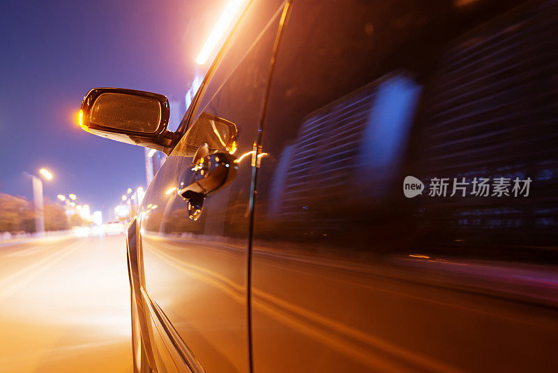 汽车在道路上的运动模糊背景