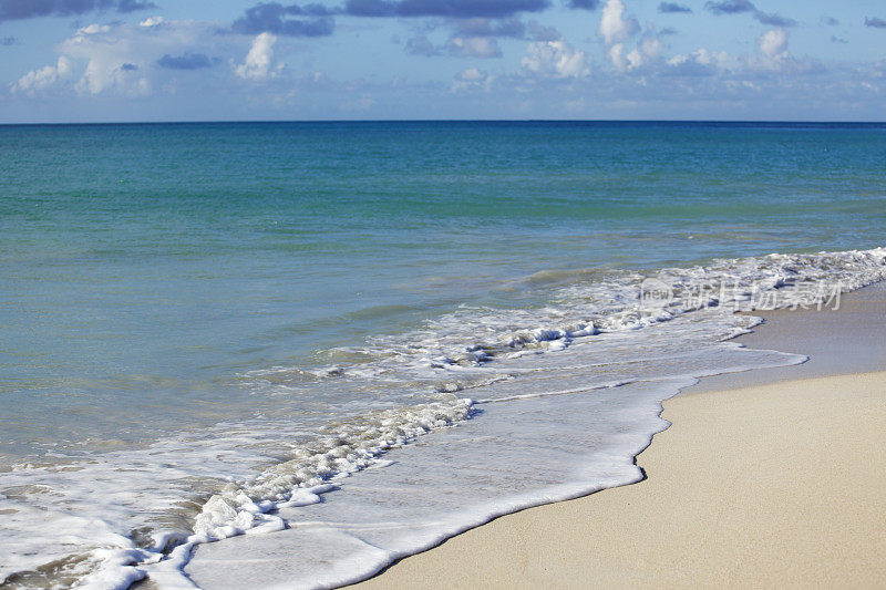 海浪平静的海滩景色