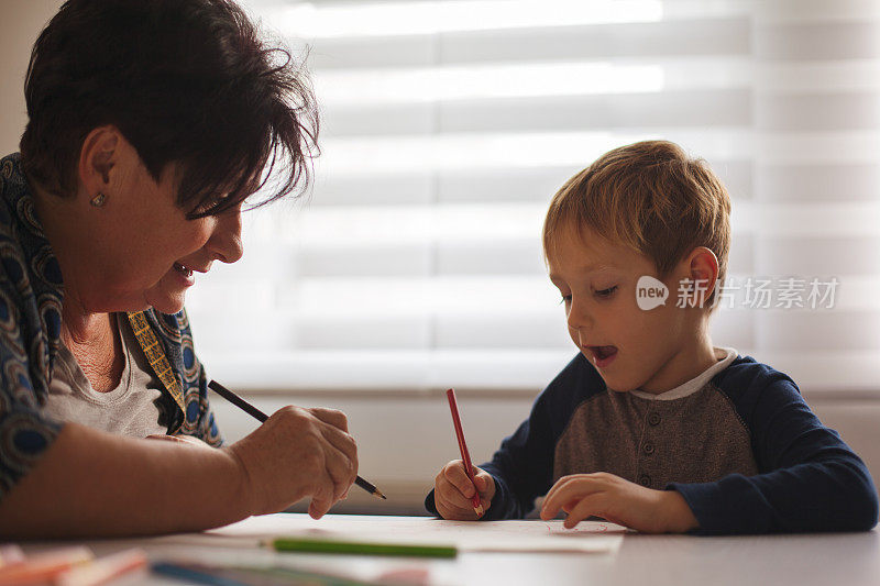 奶奶和孙子在家画画